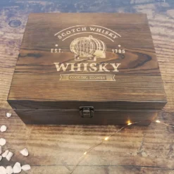 Whisky Geschenk-Set Mit 2 Gläsern, Eiswürfeln Aus Edelstahl, Zange, Samtbeutel In Einer Schönen Holzbox 22 Whisky Geschenk-Set Mit 2 Gläsern, Eiswürfeln Aus Edelstahl, Zange, Samtbeutel In Einer Schönen Holzbox -Küchenbedarf Laden 15225e0acc60b7695d96410036b36fbc