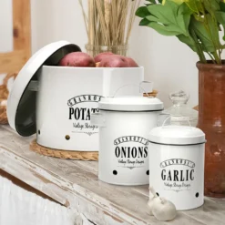 Klarstein Granrosi Georgia Vorratsbehälter Vorratstopf 3er-Set , Knoblauchtopf, Zwiebeltopf, Kartoffeltopf , Emaille-Stahlblech , Rostfrei , Lüftungsöffnungen , Vintage-Design , Creme -Küchenbedarf Laden 345df9442f8d5365841f08f8459b6e66